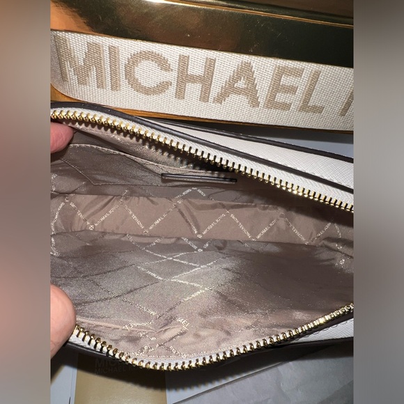 New MICHAEL KORS JET SET LG XBODY LEATHER CREAM BAG With Box - Picture 7 of 16